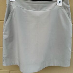 Vineyard Vines Cream Performance Skirt with Pink Whale Logo